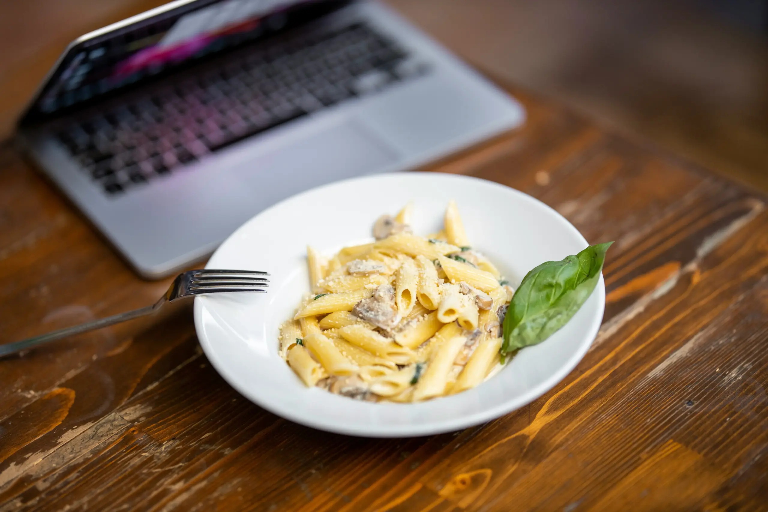 Meal prep reactivation page showing previous plan, current menu, delivery confirmation, payment update, skip and pause controls, and clear restart button.