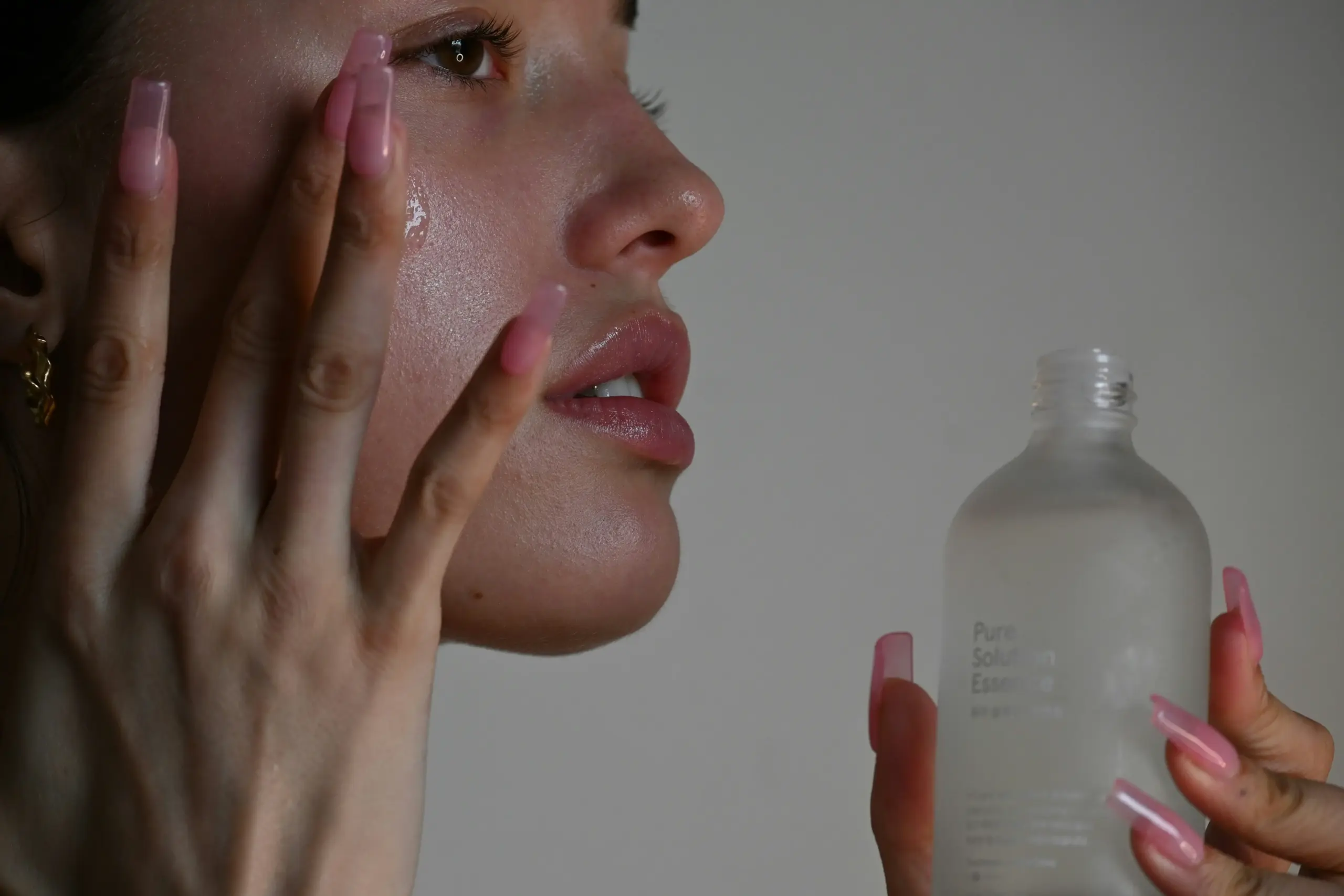 Custom skincare website showing a skin quiz that asks about skin type, concern, sensitivity, current routine, product preferences, and routine goals.