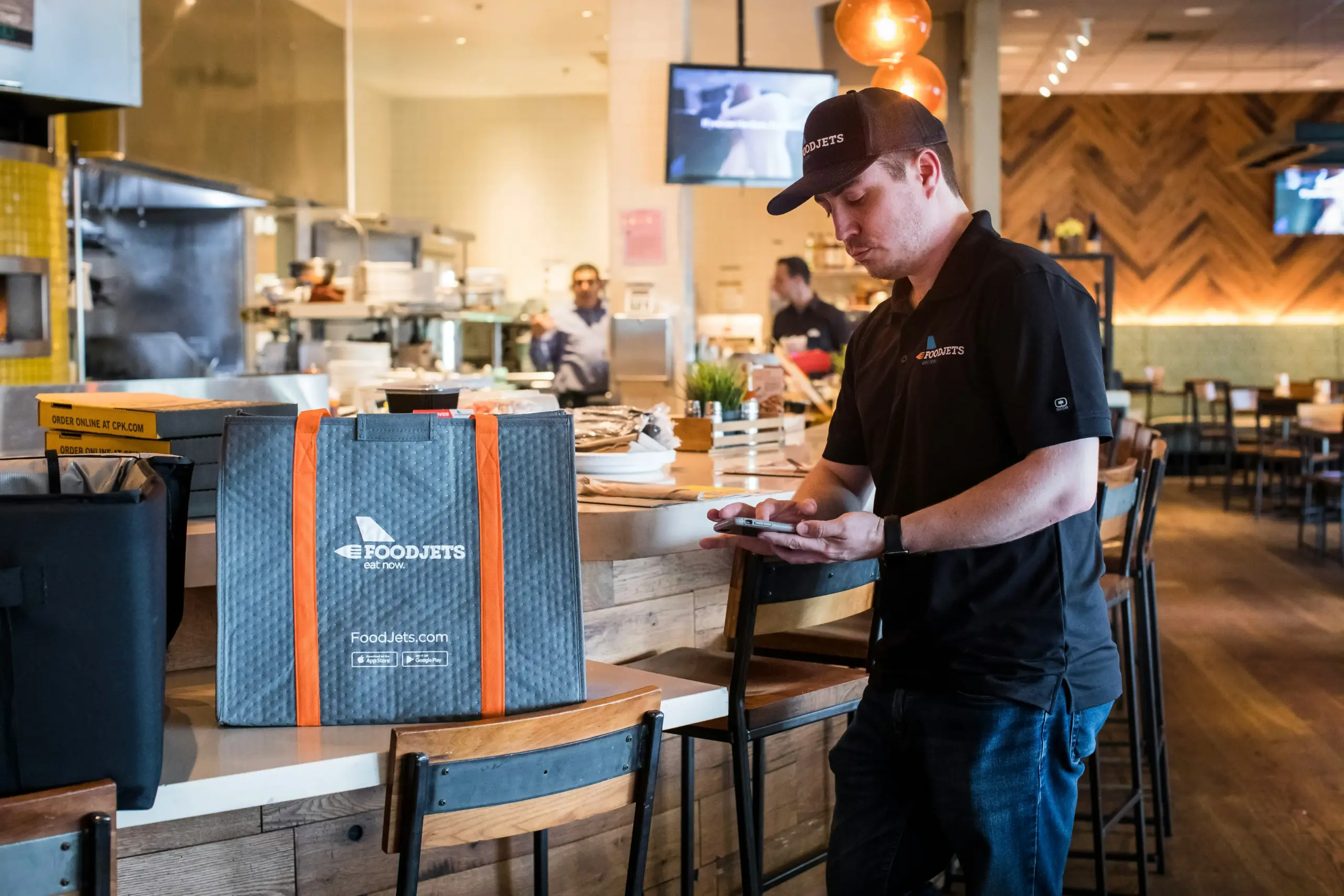 Meal prep cold-chain order record showing dispatch timestamp, product state, packaging type, courier tracking, delay status, and customer receipt condition.