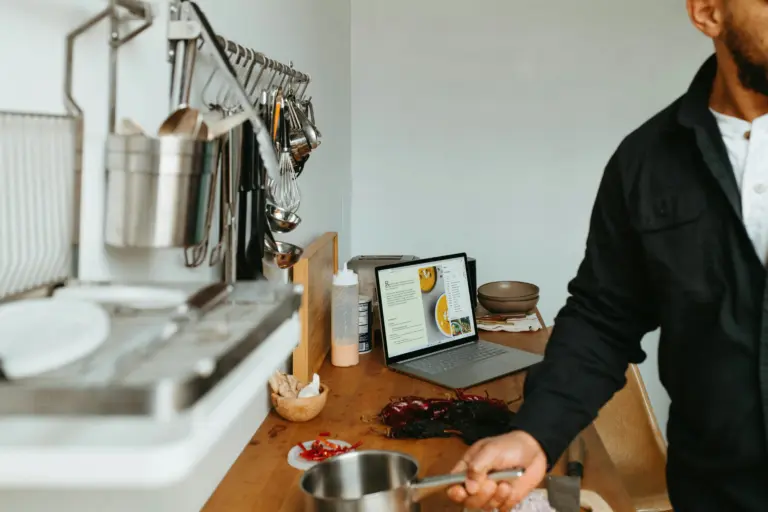 NZ meal prep website readiness checklist showing 14 scored questions for menu cycles, cut-offs, subscriptions, delivery zones, cold chain, allergens, support, and analytics.